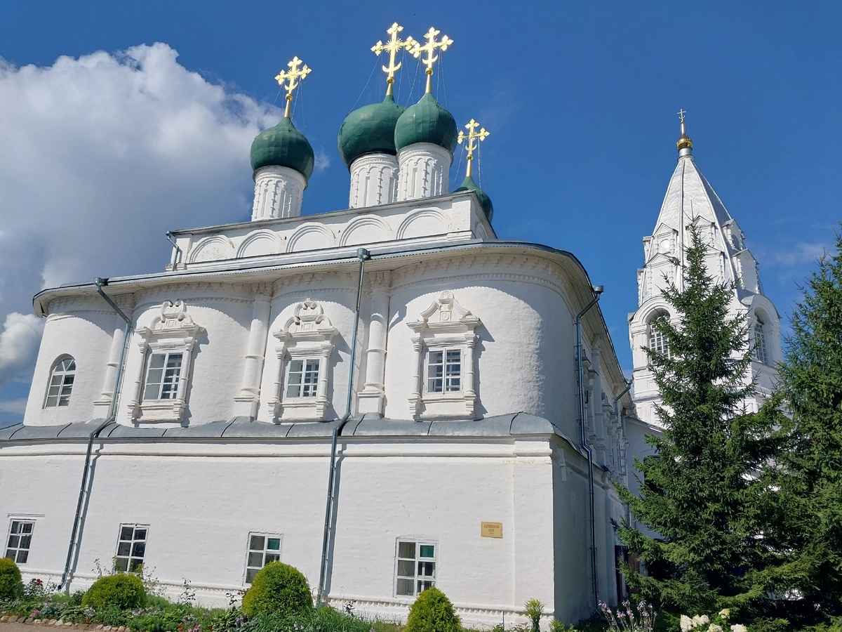 Расположенный в северной части Переславля Никитский монастырь является одним
из самых древних в крае. Его основание относят к концу XI — началу XII вв. Каменное
строительство в обители началось в XVI веке при Василии III, но особенно развернулось
при его сыне, Иване Грозном. В начале XVII в. во время польско-литовской интервенции
укрепления Никитского монастыря-крепости держали много дней осаду. В XVIII в. в этой
обители произошли изменения: были снесены некоторые ветхие строения и построены новые. И на протяжении восьми веков своего существования Никитский монастырь никогда
не закрывался (http://pki.botik.ru/articles/m-nikita2001erm.pdf).