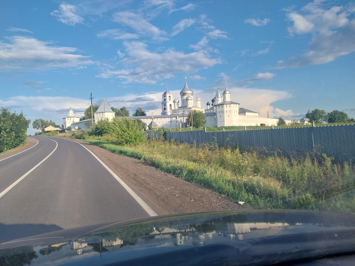 За забором - оно такое... Не особо историческое... Но, наверняка, там сделают шикарный спуск, или монастырский сад. В следующий приезд посмотрим.