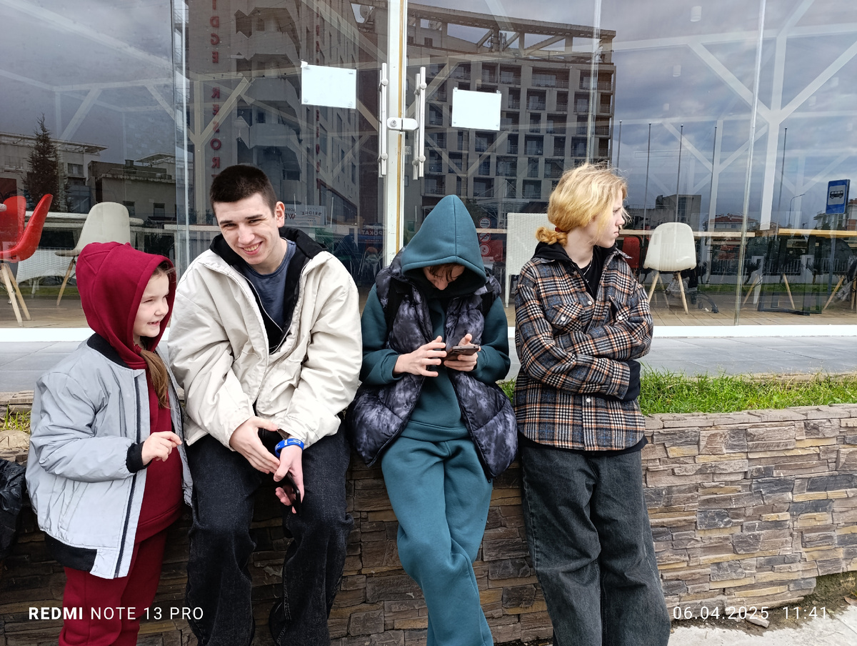 Зря мы ждали автобус, оказцца все было перекрыто и все-равно пришлось идти в Сочи-парк пешком