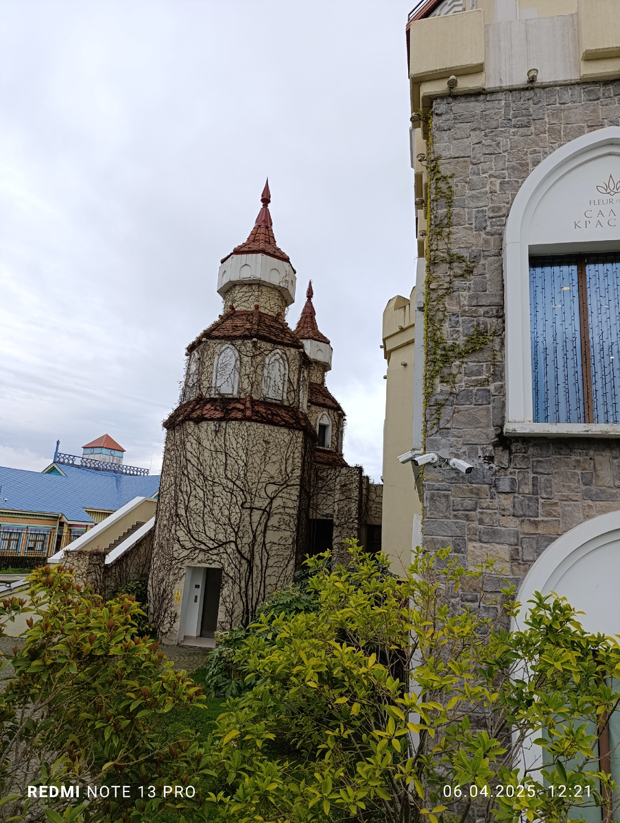 Вот отель "Богатырь" детям визуально очень понравился, даже пожалели, что не в нем остановились.