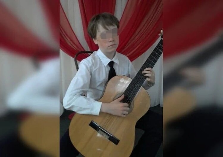 Школьник смог переодеть в свою одежду убитого отца, чтобы запутать следователей.
