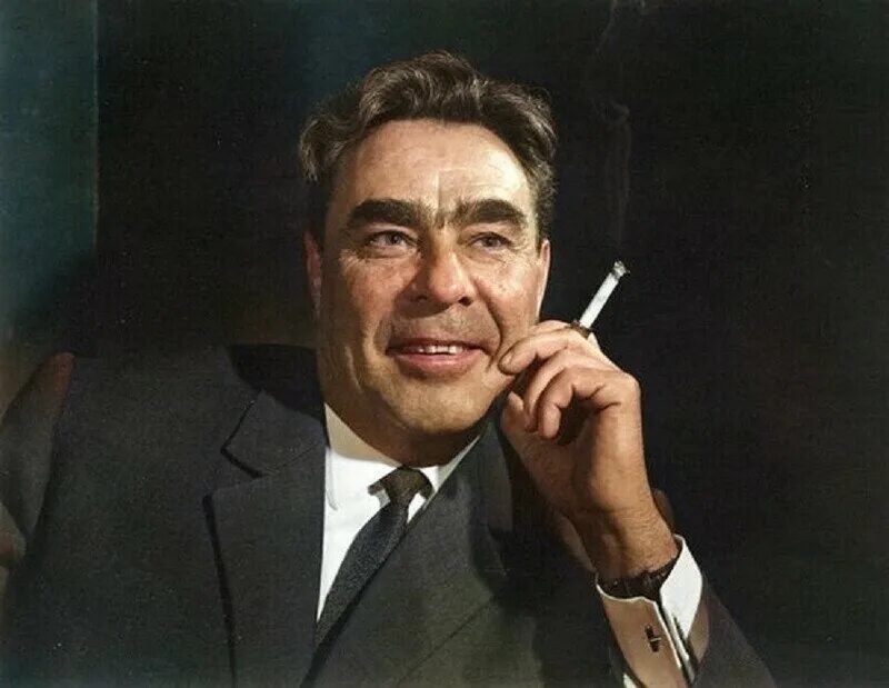 Л. И. Брежнев с сигаретой 