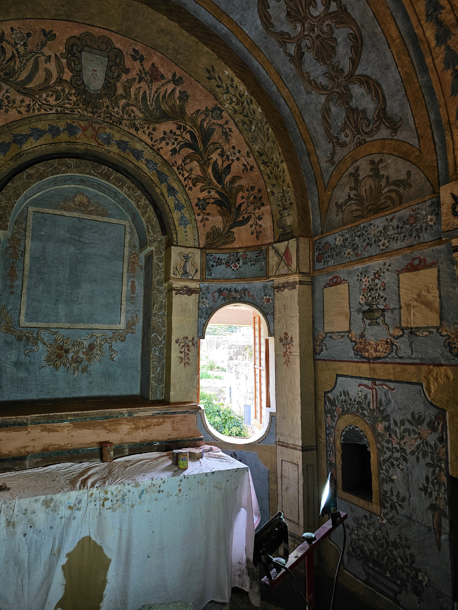 Это часть часовни. на фотографии присутствует сразу три загадки, о которых я нпременно позднее расскажу. 