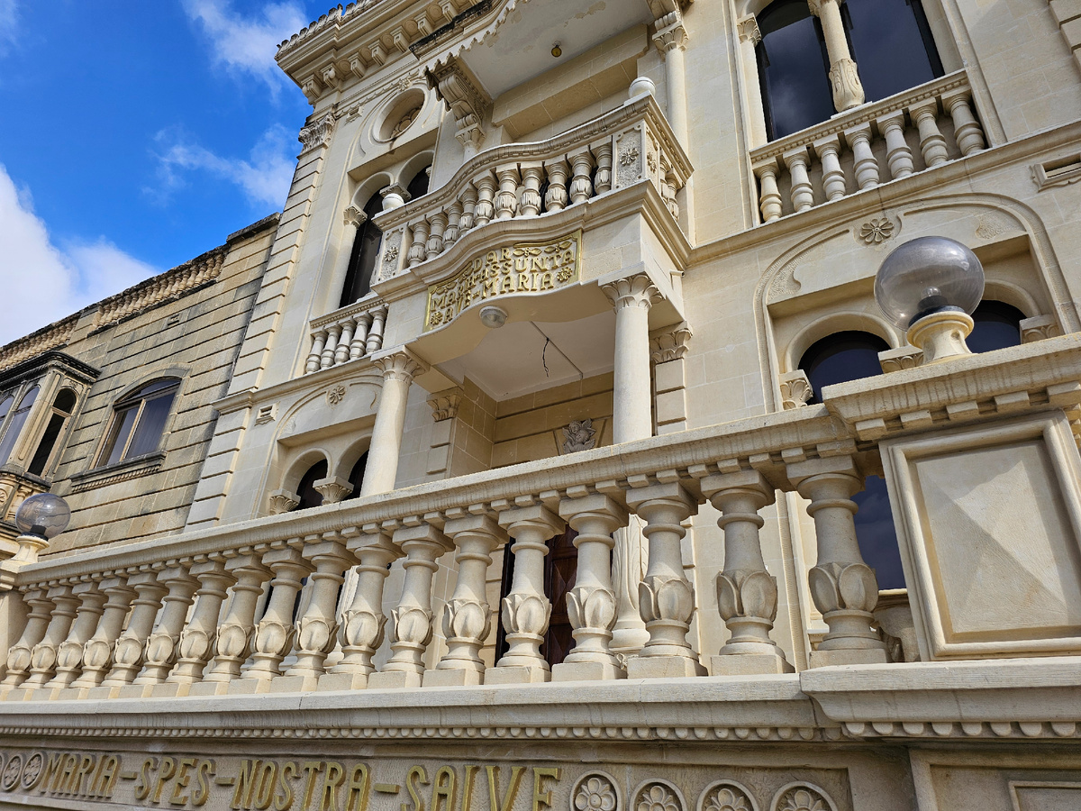 Дом семьи Велла. Улица очень узкая, снять практически не возможно. Но как получилось. 