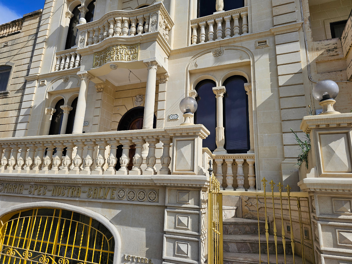 Весь фасад - сплошная резьба по камню. 