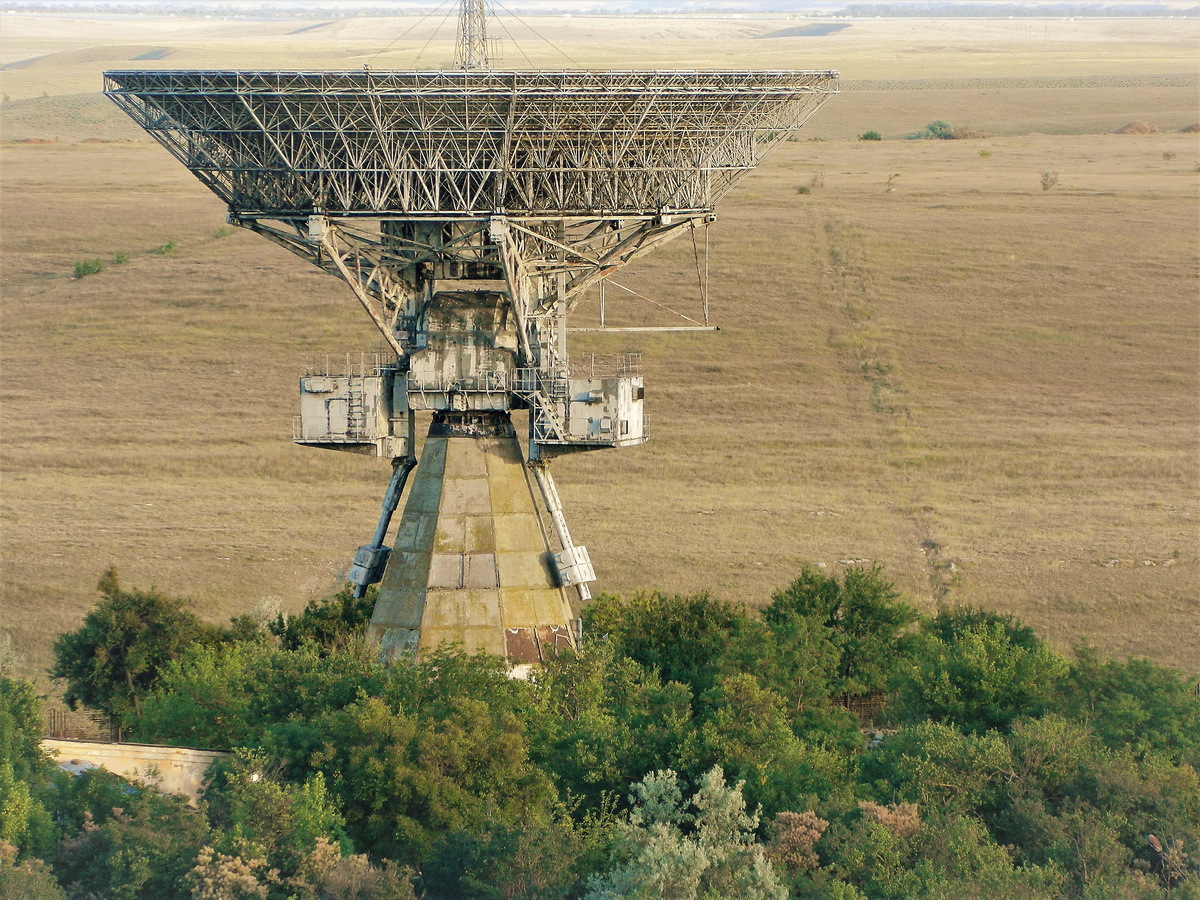 Радиотелескоп ТНА-400 (автор СChebunin по лиценции CC 4.0)