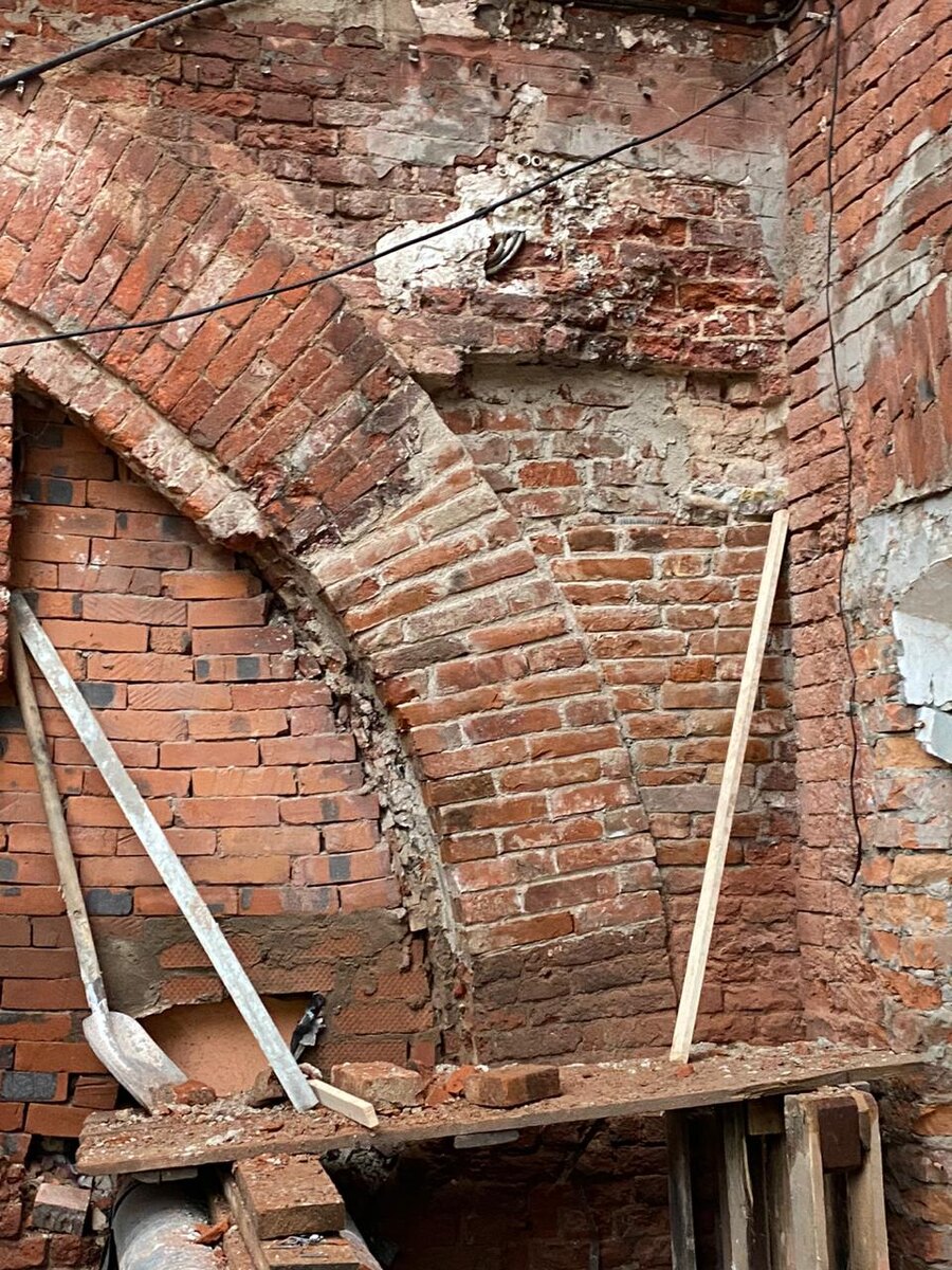 Фотография 1. Участок реставрации кирпчиной кладки на одном из объектов в Санкт-Петербурге