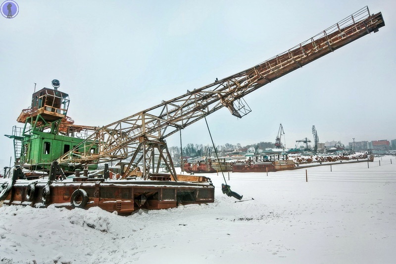 Успели перед разделкой на металлолом: Плавучий кран ПТ-27 проекта Р-99