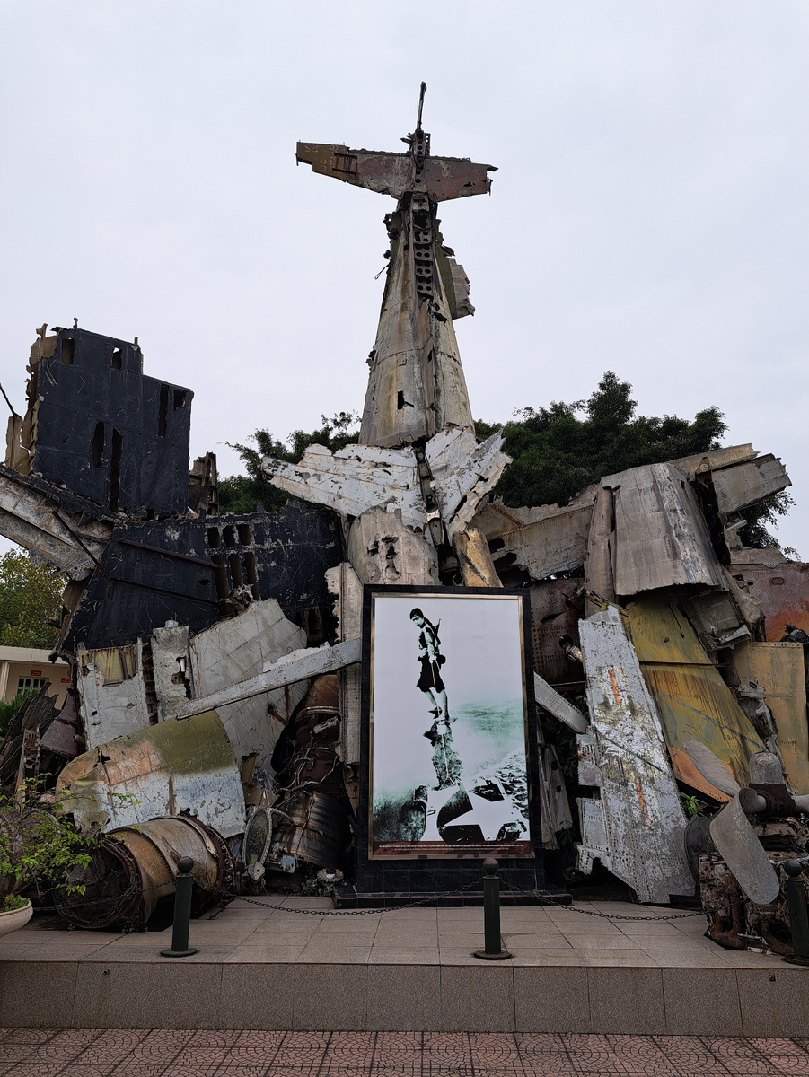 Вьетнамский музей военной истории в Ханое. Уличная композиция.