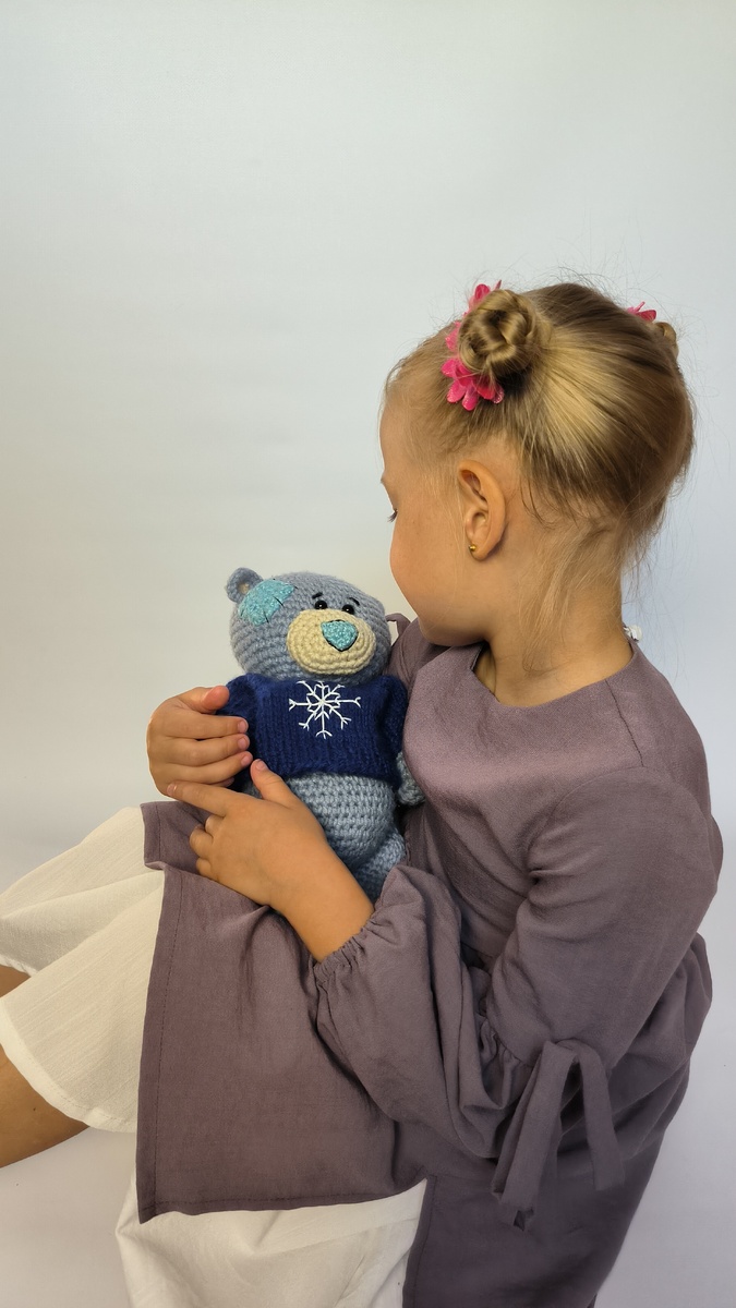 Мишка Тэдди в руках дочи