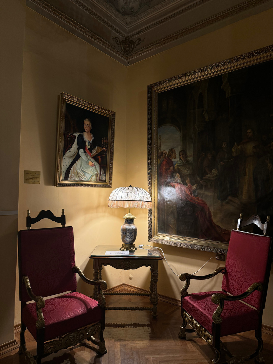 Внутри центрального дома учёных