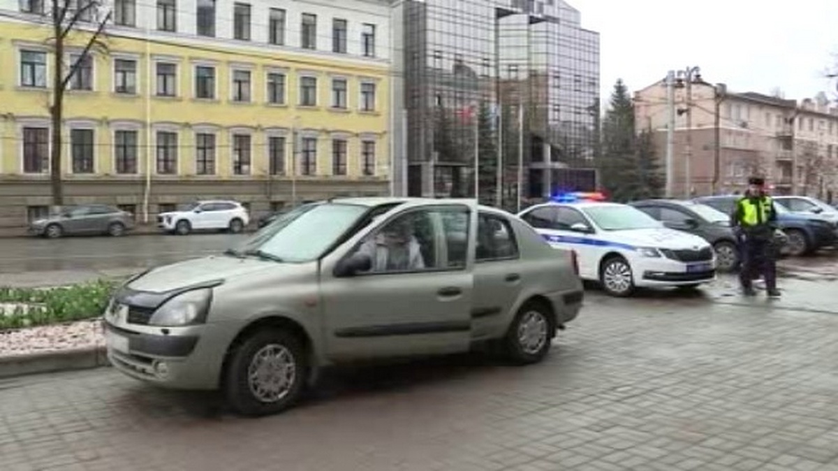    Как тротуар на улице Ленина в Курске превратился в автостоянку?