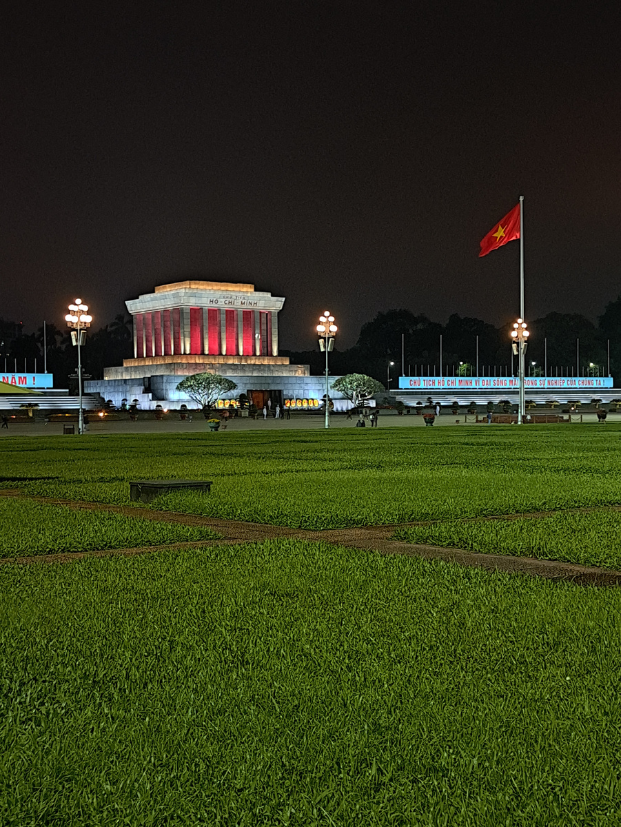 Мавзолей Хо Ши Мина в ночи