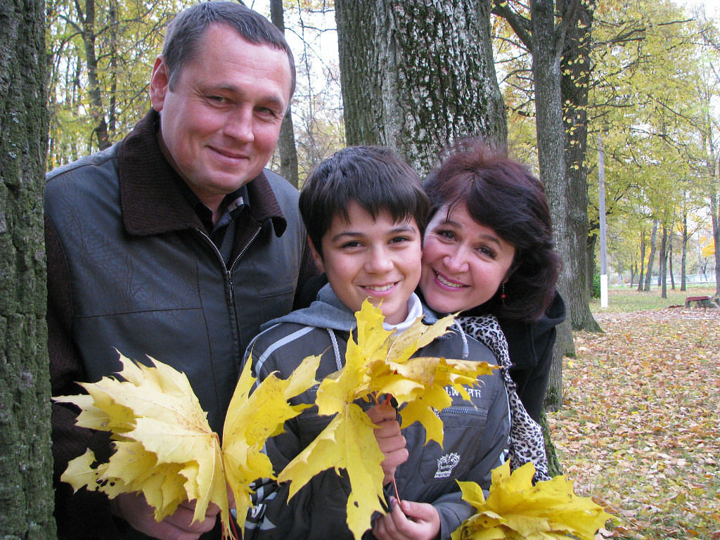 С первым приемным сыном. Все счастливы. Муж еще здоров...