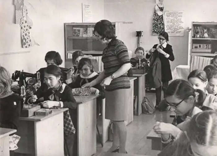 У девочек были свои занятия, и кое-что из советского наследия всё-таки сохранилось и сейчас. /Фото: fishki.net