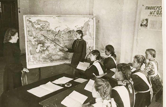 Ныне школы разные бывают, а вот в СССР всё было одинаковое, даже качество образования. /Фото: pinterest.com