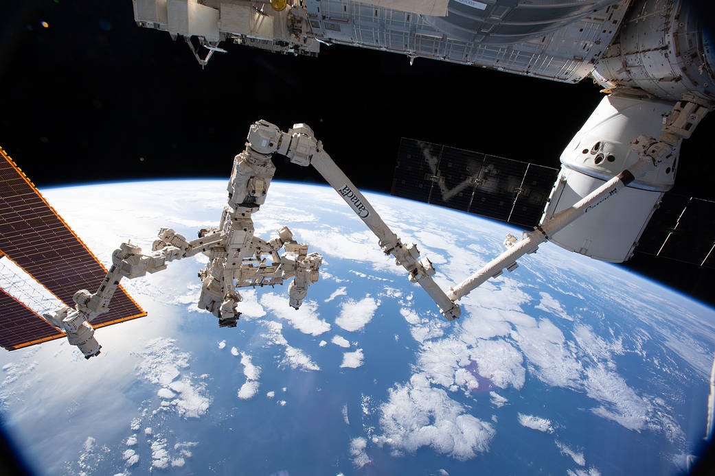 Canadarm2, (источник https://habr.com/ru/news/559900/)