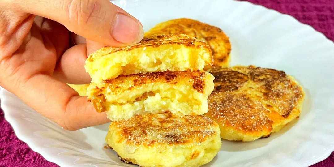 Когда у меня есть манка, всегда готовлю "манники". Вкуснее сырников и готовятся намного проще. Рецепт