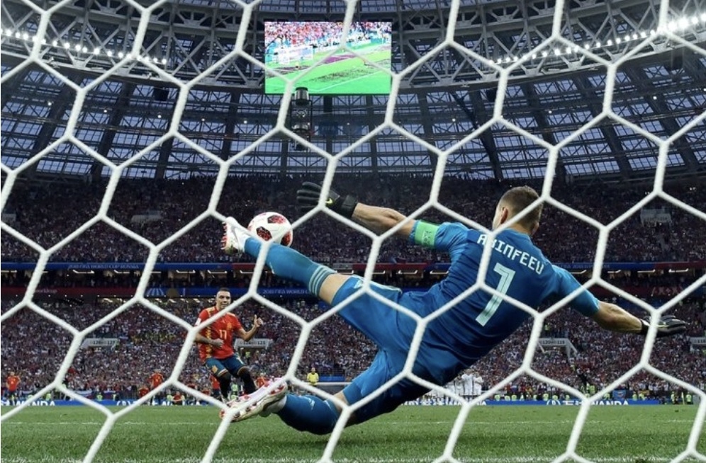 Игорь Акинфеев отбивает пеналтти в матче 1/8 финала ЧМ-2018 с испанцами. Фото GettyImages