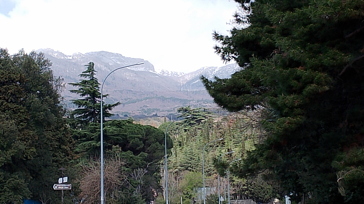 А на горе виден снего