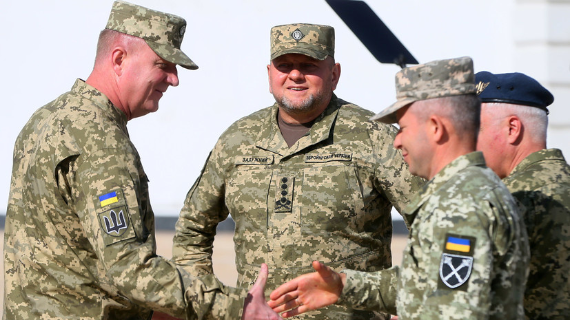     Валерий Залужный и украинские военные Gettyimages.ru STR/NurPhoto