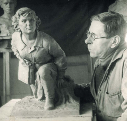 Этот снимок, размещенный в «Рабочем крае» в 1943 году, был подписан так: «Скульптор Н. Дыдыкин работает над статуей ивановской комсомолки, героини Отечественной войны, партизанки Зои Первушиной. Автор посвящает свою работу 25-летию Ленинско-Сталинского Комсомола». Добавлю, что Н.В. Дыдыкин (1984–1975) происходил из семьи палехских иконописцев. С 1920 года учился скульптуре в Москве и Ленинграде, в 1933 году принят в Союз художников СССР. В войну эвакуирован в Ивановскую область, его мастерская располагалась в краеведческом музее. После Победы вернулся в Ленинград. Одна из его самых известных работ – памятник А.С. Пушкину, установленный во дворе музея-квартиры на набережной Мойки. 