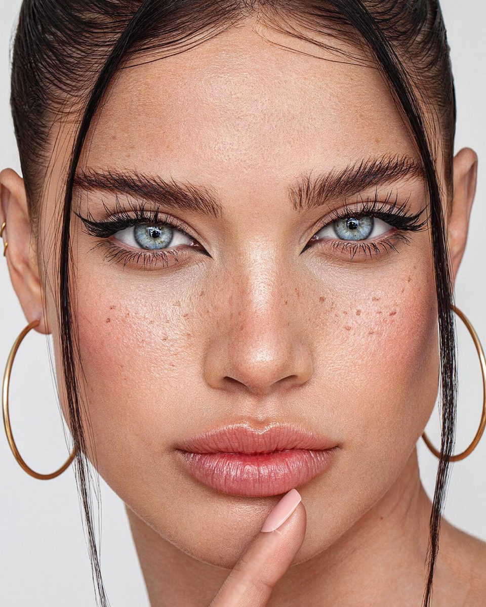 Привет, дорогие читатели! Готовы к самому горячему сезону в истории красоты? Сегодня мы погрузимся в мир бьюти-трендов 2025 года, которые перевернут ваше представление о красоте. От искусственного интеллекта до натуральных компонентов – давайте разберем все по полочкам!