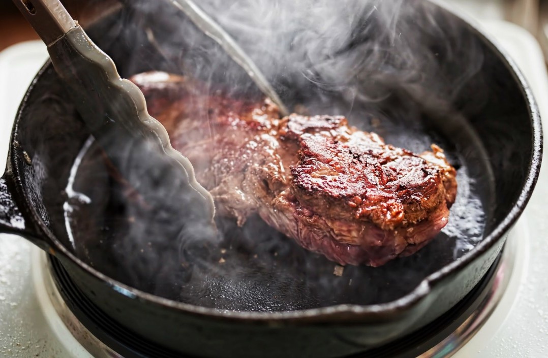 Жареное на сковороде мясо с большим количеством подсолнечного масла – прямой путь к онкологии.
