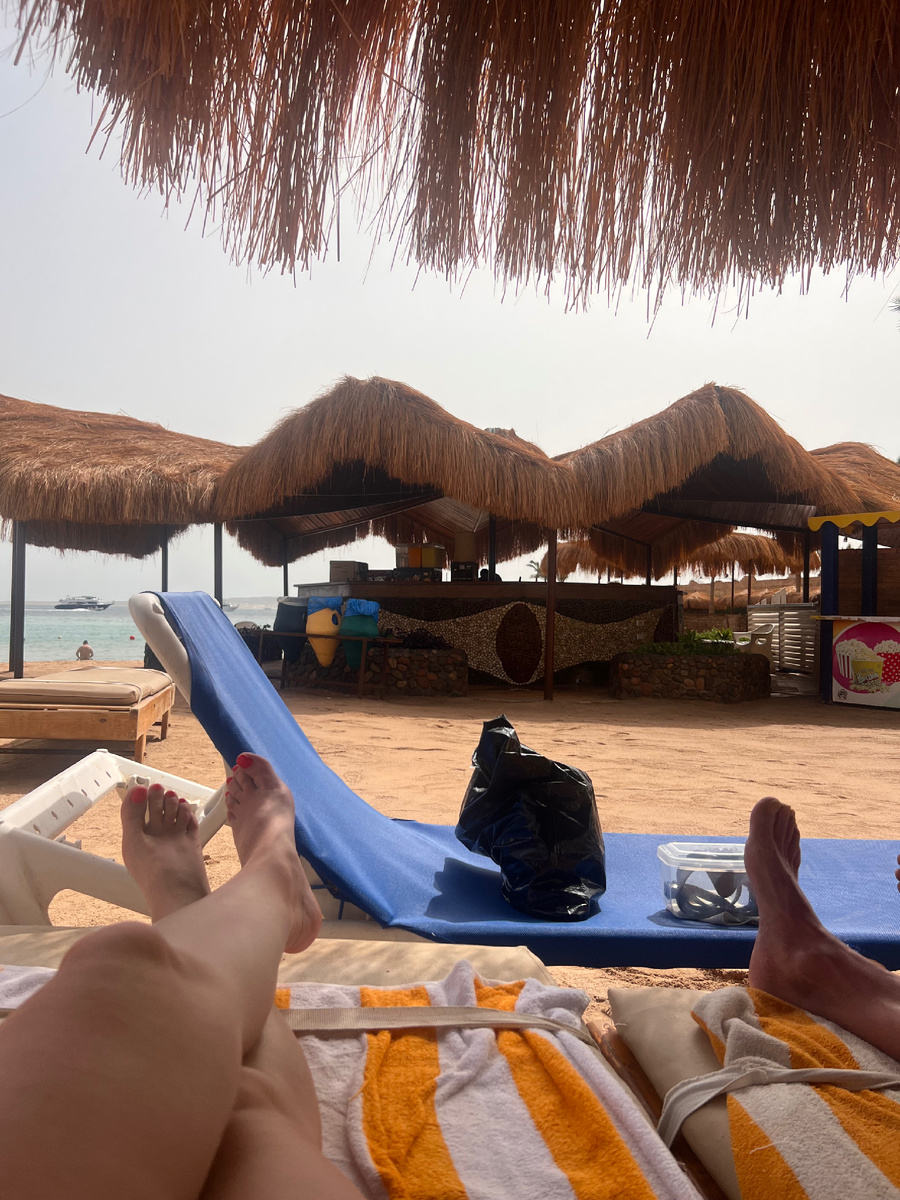 Я на всякий случай фоткаю наши лежаки, потому что за утерю полотенца отель берет штраф 20 баксов, чтобы у меня если что, были доказательства, где они лежали. 