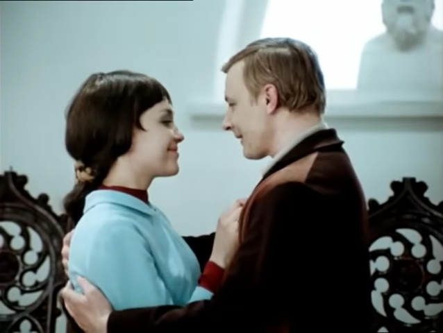 Один из двух экранных поцелуев Натальи Гвоздиковой. С Михаилом Кононовым в "Большой перемене" 1972-73 г.г.