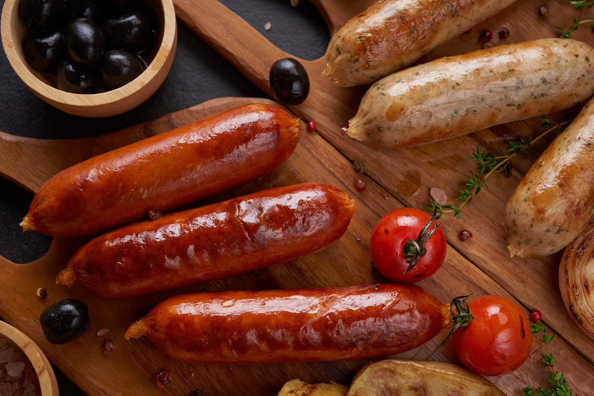https://ru.freepik.com/free-photo/sausages-ingredients-cooking-grilled-sausage-with-addition-herbs-spices_13013381.htm#fromView=search&page=1&position=22&uuid=ed51701b-f767-4d44-a76d-ff591c1d4c45&query=%D0%BA%D0%BE%D0%BB%D0%B1%D0%B0%D1%81%D1%8B+%D0%B4%D0%BE%D0%BC%D0%B0%D1%88%D0%BD%D0%B8%D0%B5