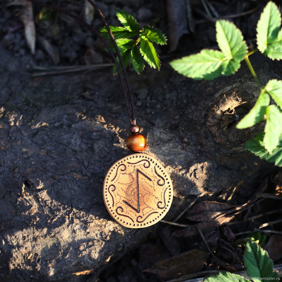 Амулет с Эйваз. Взято из открытых источников.