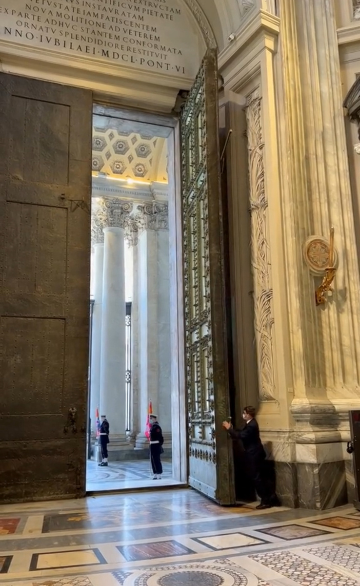 На фото Латеранская базилика или Базилика Святого Иоанна на Латеранском холме. Рим, Италия. Массивным дверям более 2.000 лет.