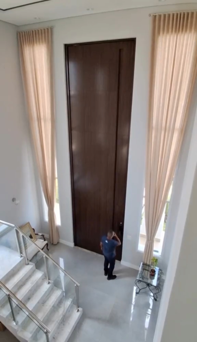 Врата Закона и Поселянин - современное решение 🫣Уж очень мне понравилось замешательство хозяина дома - очень символично получилось 😉