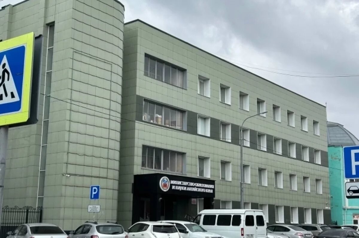    В алтайском Минобразования объяснили шестипалых людей на плакате к 9 мая