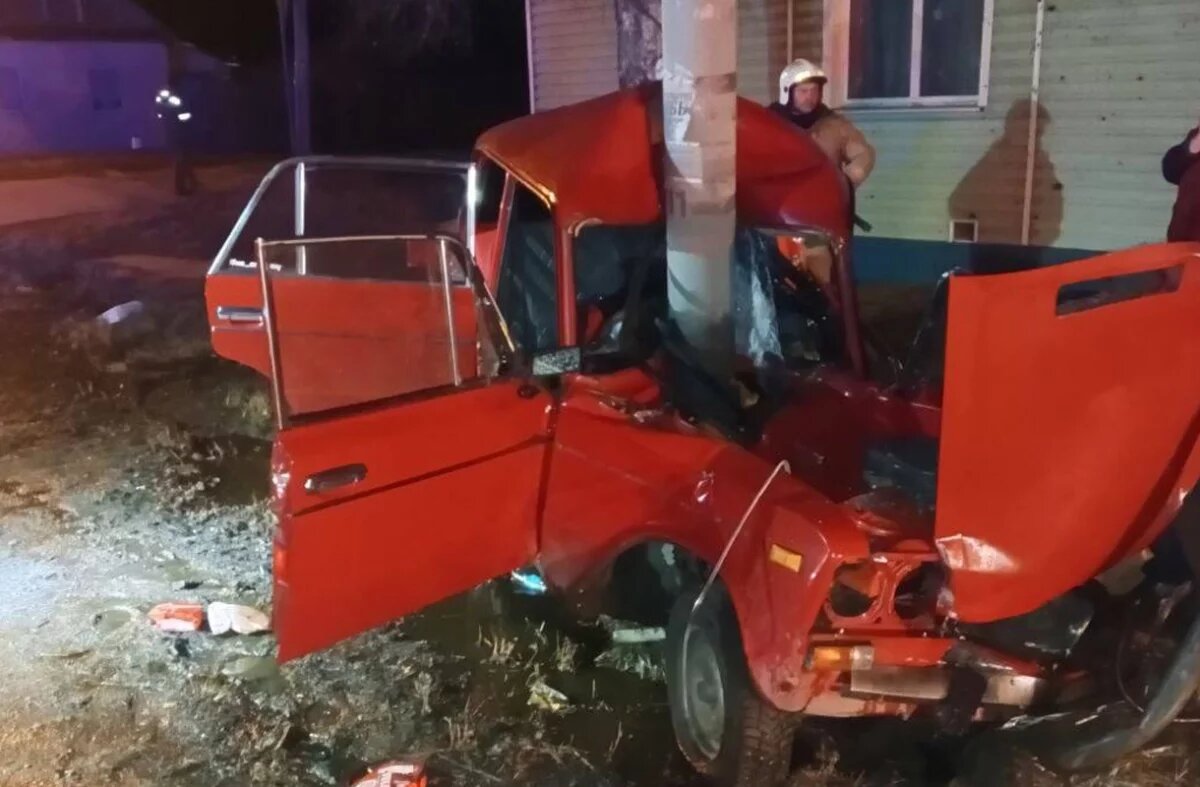    Два человека пострадали при столкновении ВАЗа со столбом в Бурятии