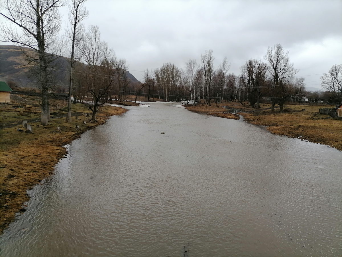 Речка прибыла. Обычно она в два раза меньше.