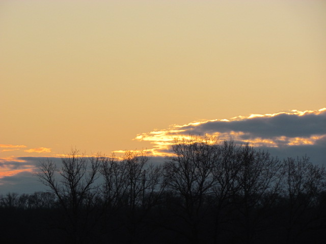 Солнце встало, но за тучей