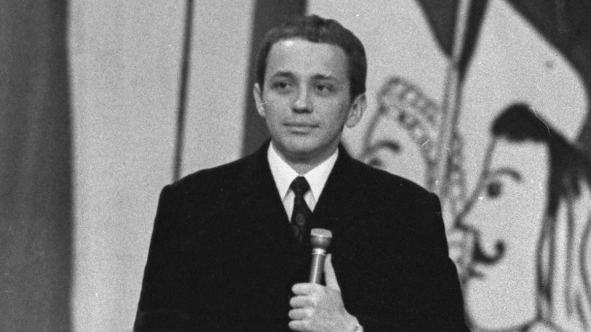 Молодой Александр Масляков с микрофоном 