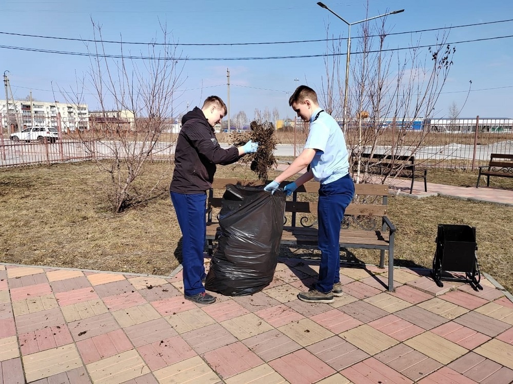    Участники акции наводят порядок. Фотография ВПО"ЗАЩИТНИК-1"