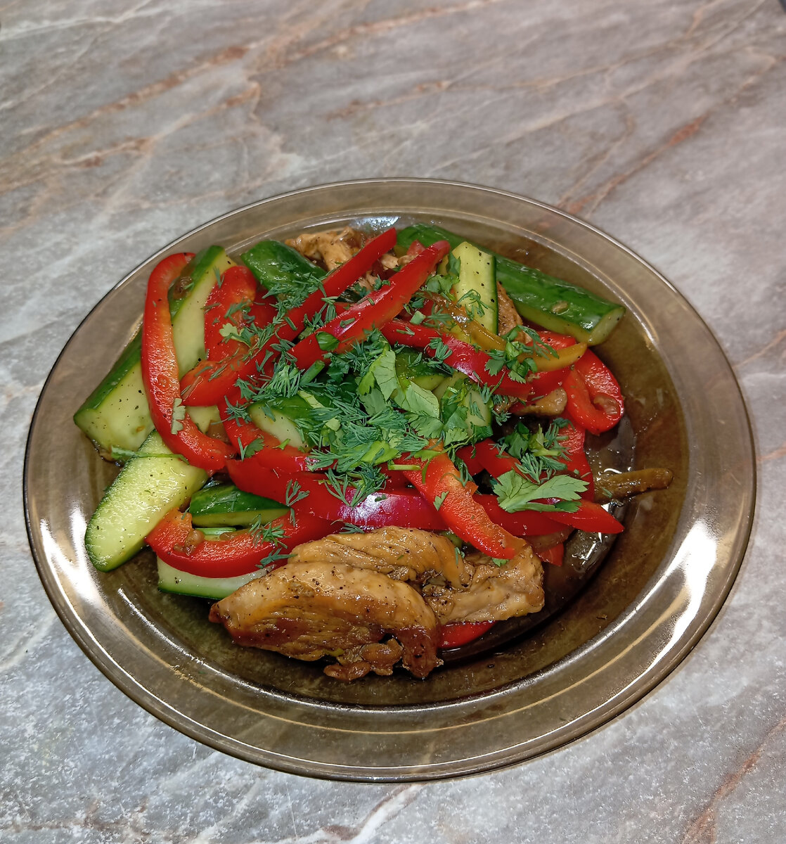 Куриная грудка - 120, огурец свежий-100. перец болгарский сладкий-40, лук - 30