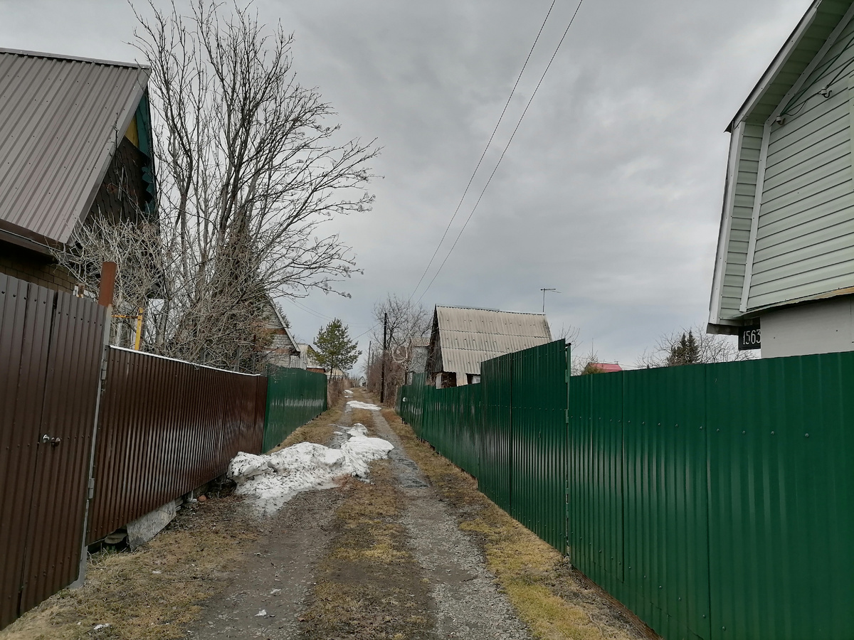 На нашей улице кое-где лежит снег