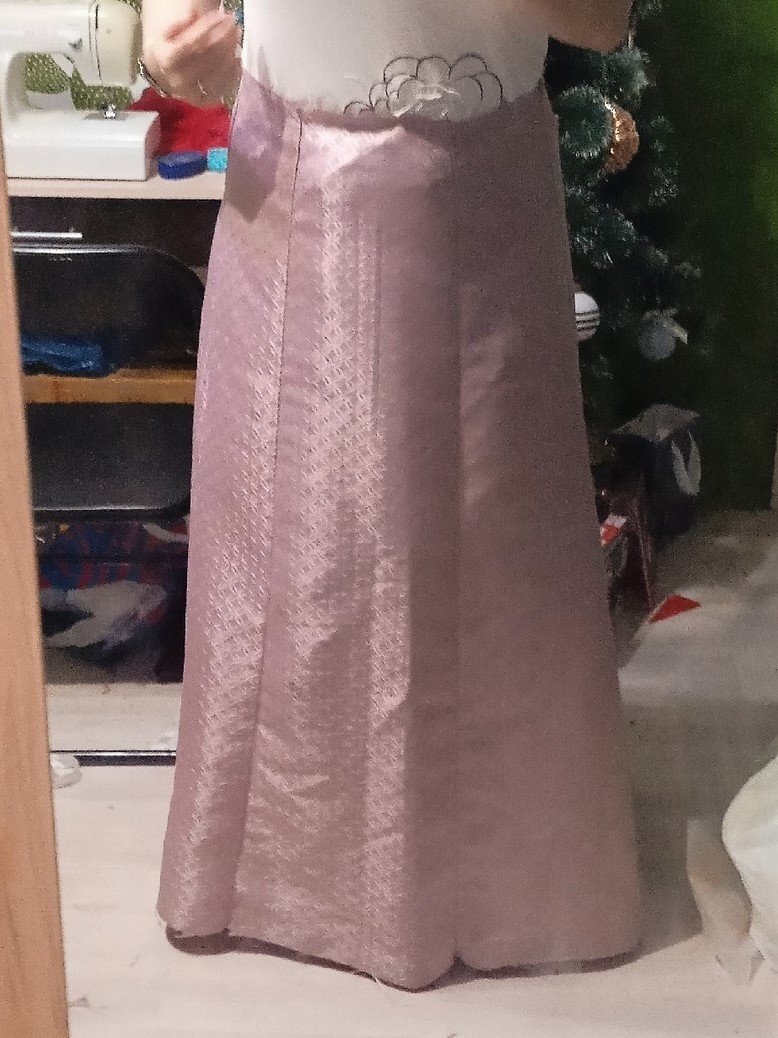 Ещё необрпаботанная и вообще недошитая юбка в процессе примерки