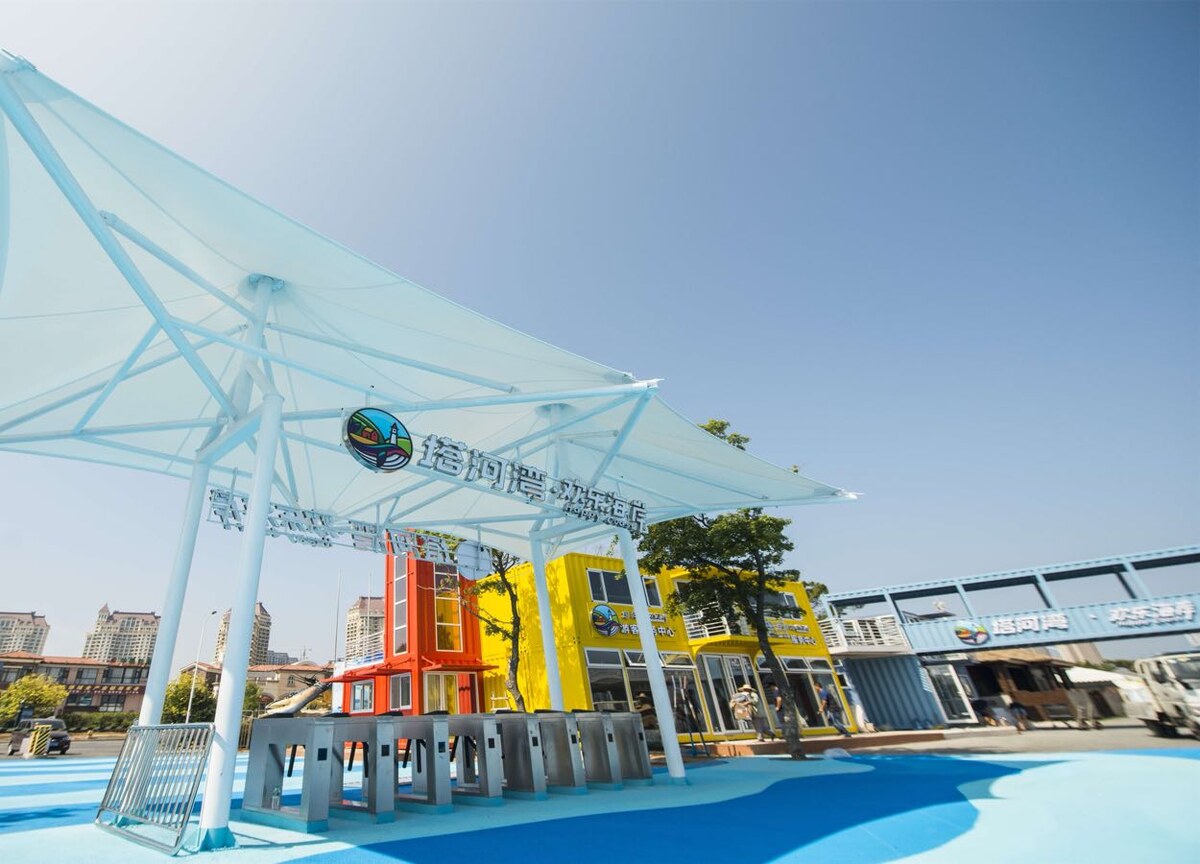 В отзывах говорилось о 20 юанях за вход. За аттракционы нужно будет платить отдельно.