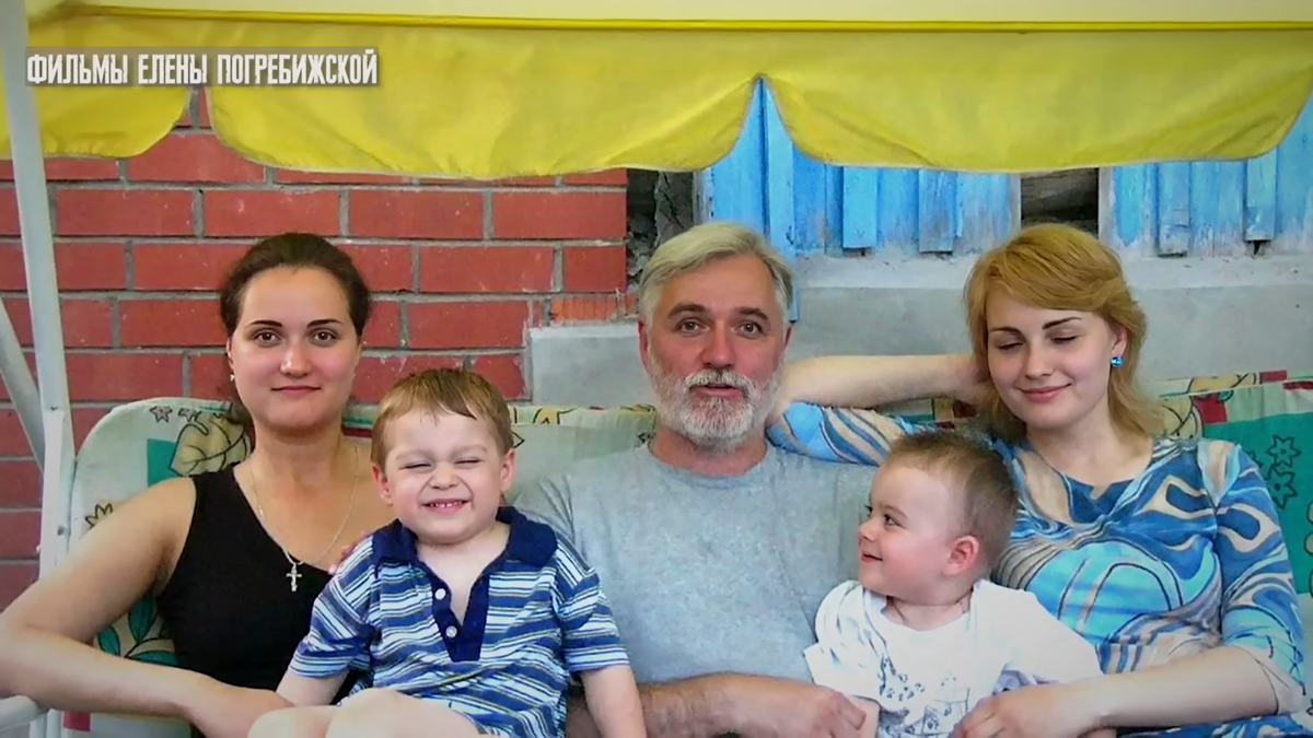 С отцом, младшей сестрой и племянниками