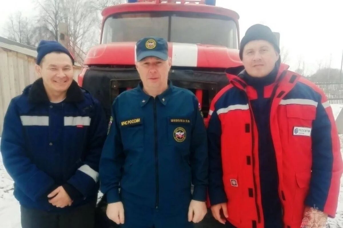    Трое тюменцев героически спасли тонущего рыбака