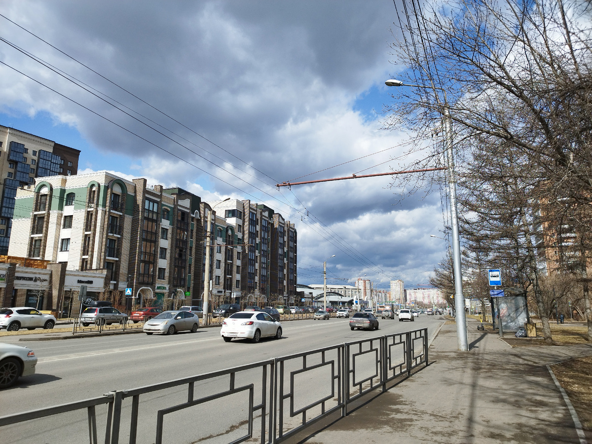 Апрельские фото не радуют зеленью. Но тучки красивые. 