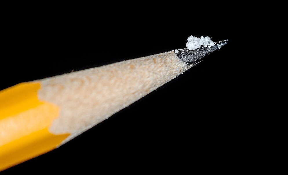    Умереть от передозировки фентанилом очень легко - изображенная на кончике заточенного карандаша доза в два миллиграмма является летальной для большинства людей