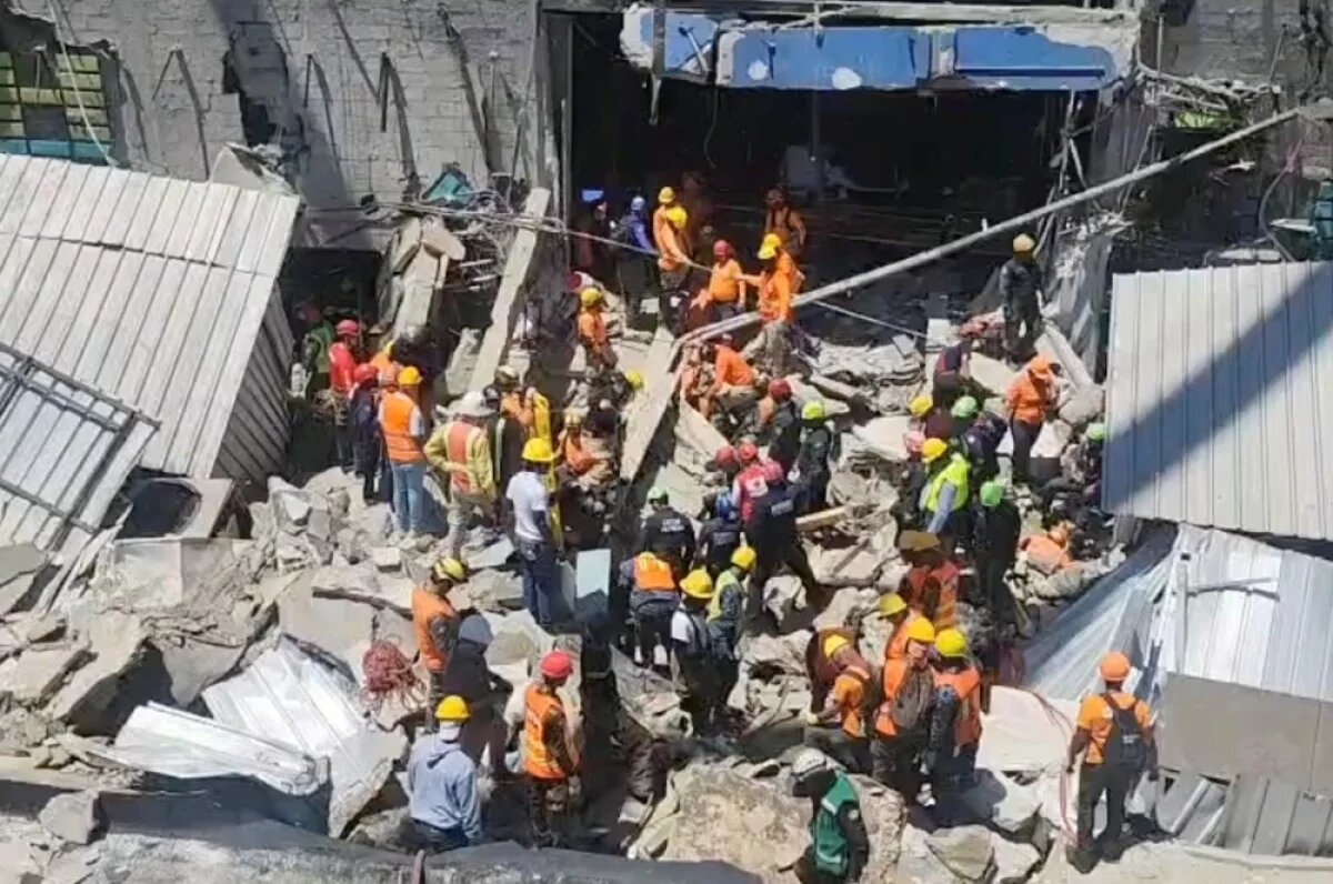    Спасатели работают на месте обрушения ночного клуба Jet Set в Санто-Доминго, Доминиканская Республика.