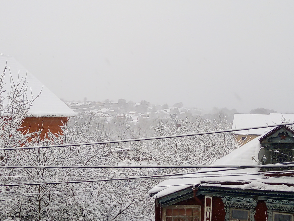 Снег с утра опять идет